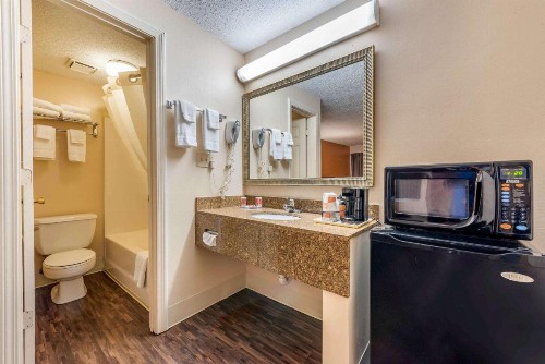 Econo Lodge Downtown Louisville - image 17