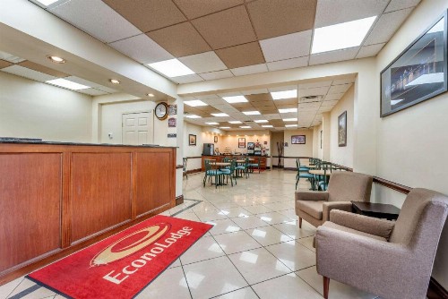Econo Lodge Downtown Louisville - image 18