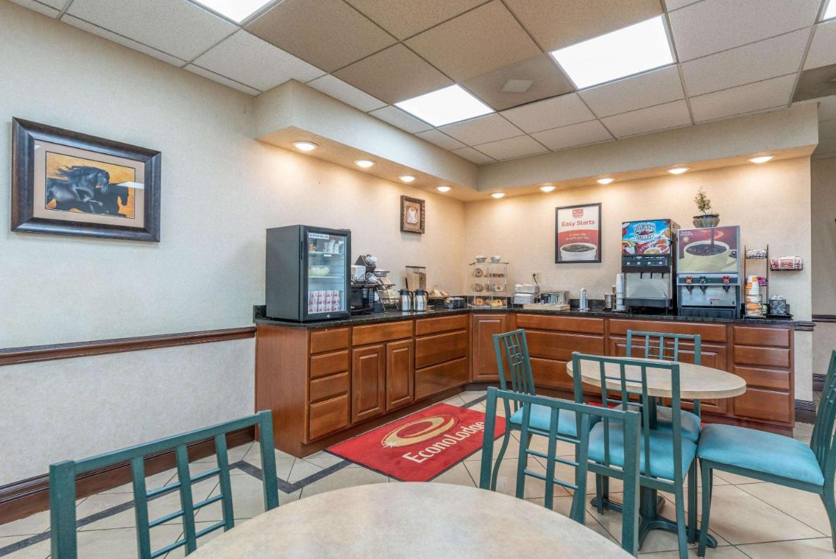 Econo Lodge Downtown Louisville - image 4