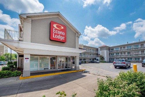 Econo Lodge Downtown Louisville - image 6