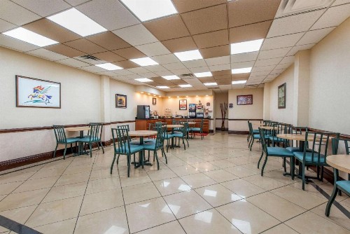 Econo Lodge Downtown Louisville - image 8
