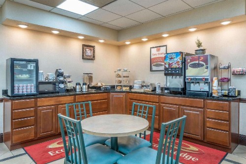 Econo Lodge Downtown Louisville - image 9