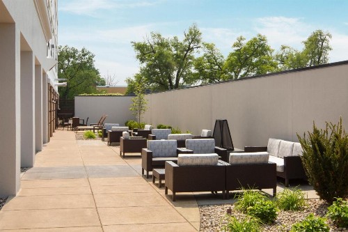 Courtyard Louisville Airport - image 7