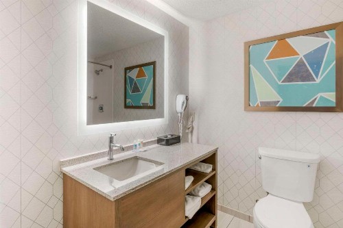 Ramada by Wyndham Louisville Expo Center - image 11