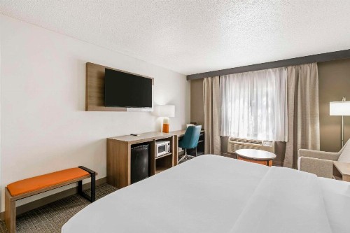 Ramada by Wyndham Louisville Expo Center - image 8
