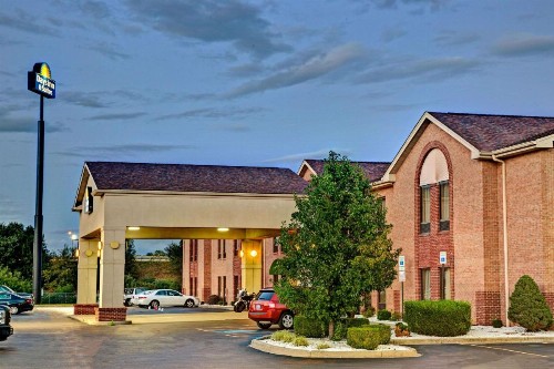 Days Inn & Suites by Wyndham Louisville SW - image 16