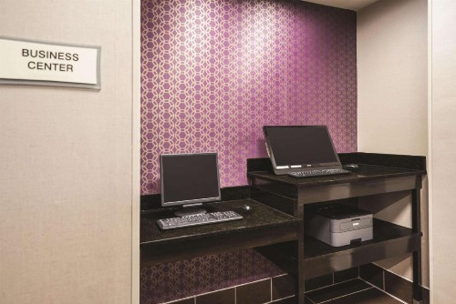 La Quinta by Wyndham Louisville - image 11
