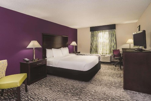 La Quinta by Wyndham Louisville - image 3