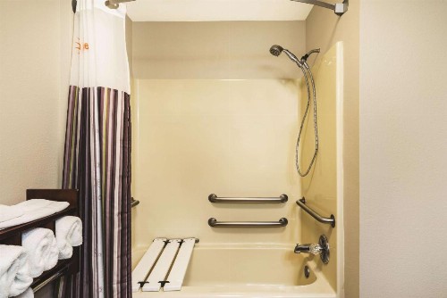 La Quinta by Wyndham Louisville - image 5