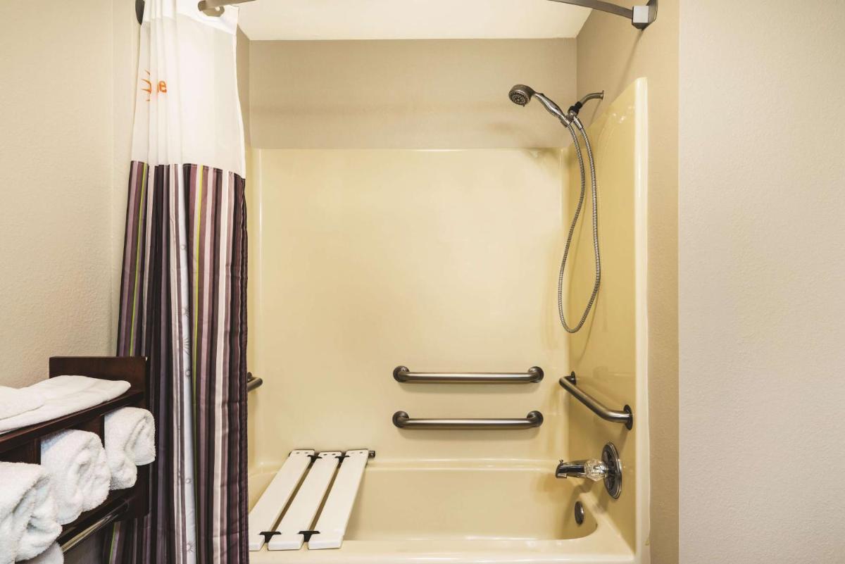 La Quinta by Wyndham Louisville - image 5