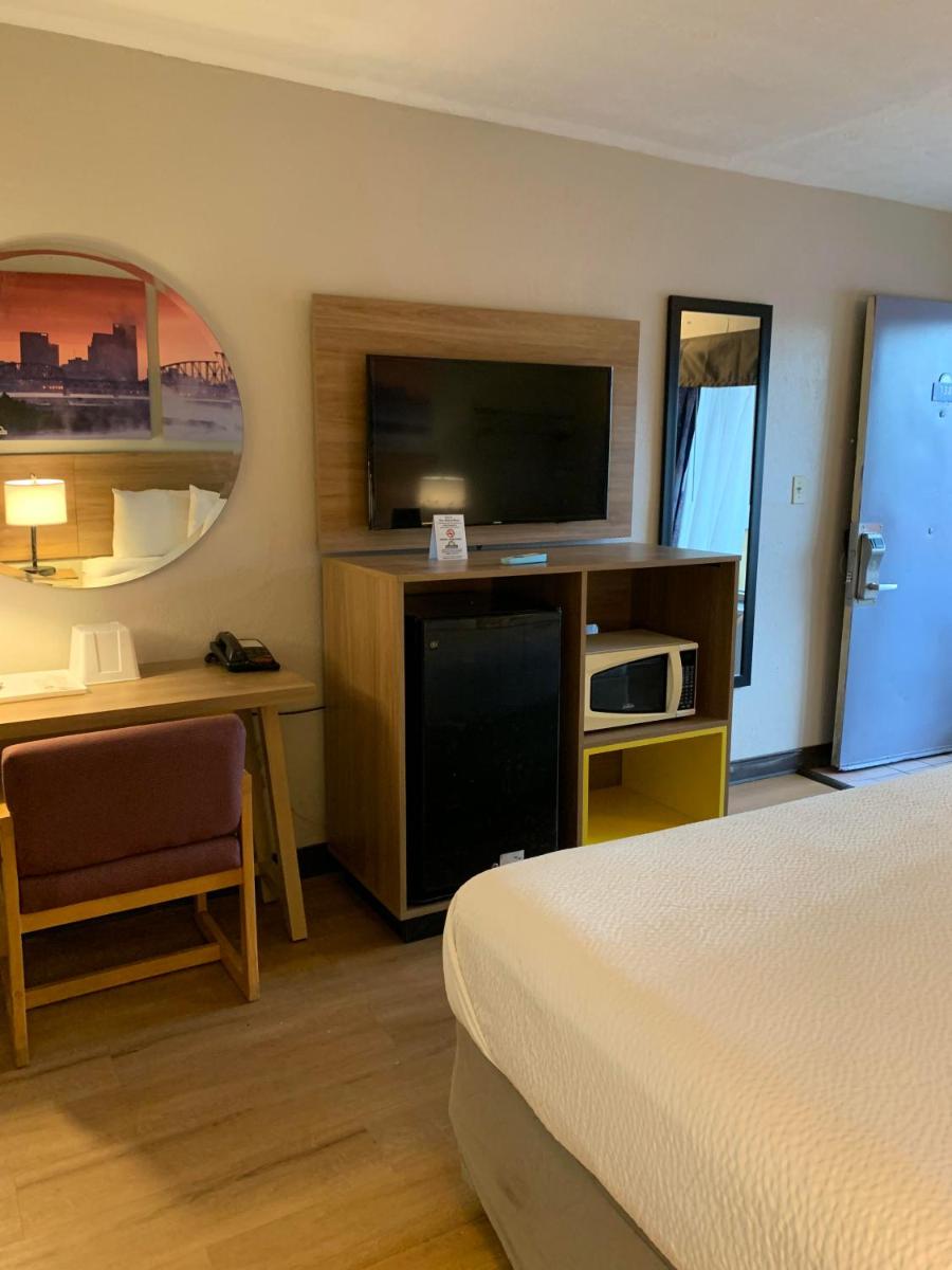 Days Inn by Wyndham Louisville Airport Fair and Expo Center - image 5