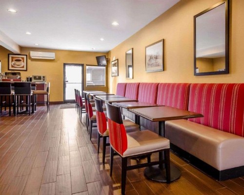 Comfort Suites East - image 9