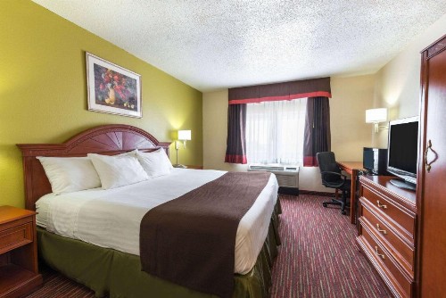 Baymont by Wyndham Louisville East - image 7
