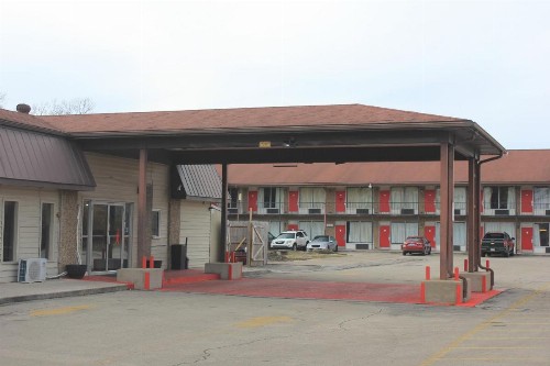 Red Carpet Inn - Louisville - image 4