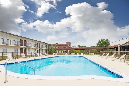 Ramada by Wyndham Louisville North - image 4