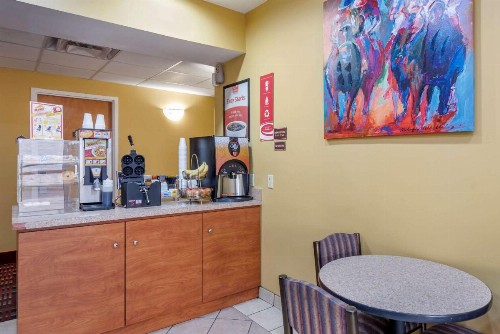 Econo Lodge Airport Louisville - image 25