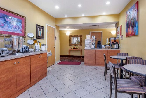 Econo Lodge Airport Louisville - image 26