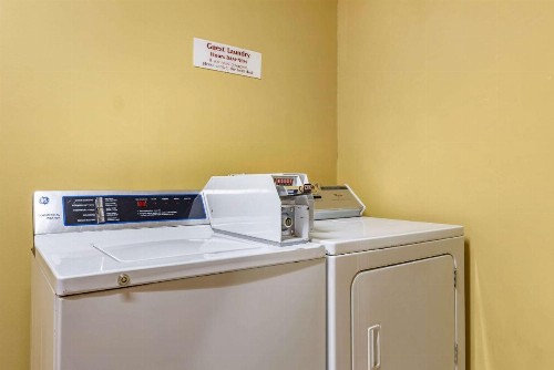 Econo Lodge Airport Louisville - image 28