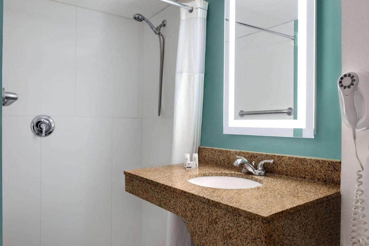 Wingate by Wyndham Louisville East - image 3