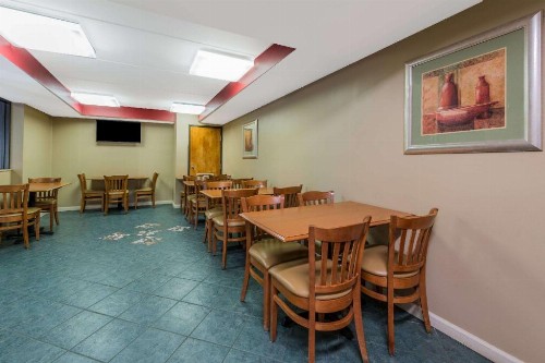 Days Inn by Wyndham Hurstbourne - image 2