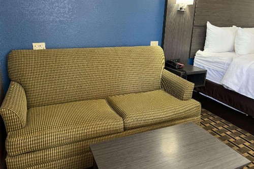 Days Inn by Wyndham Hurstbourne - image 24