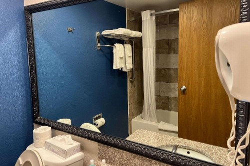 Days Inn by Wyndham Hurstbourne - image 30
