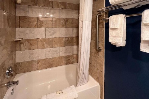 Days Inn by Wyndham Hurstbourne - image 35
