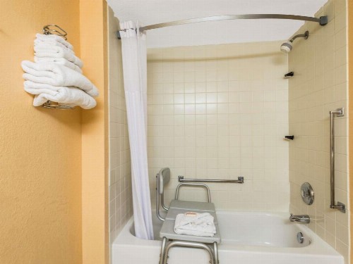 Days Inn by Wyndham Hurstbourne - image 5