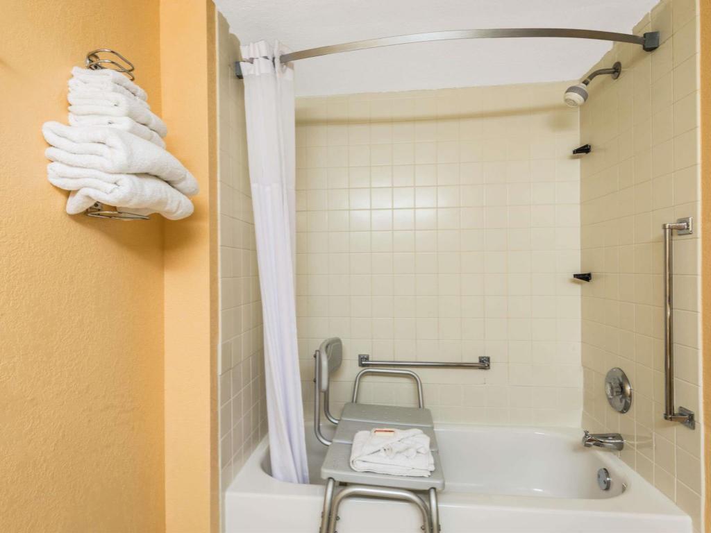 Days Inn by Wyndham Hurstbourne - image 5