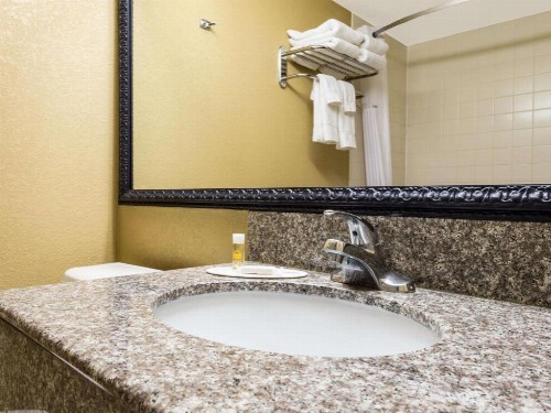 Days Inn by Wyndham Hurstbourne - image 6