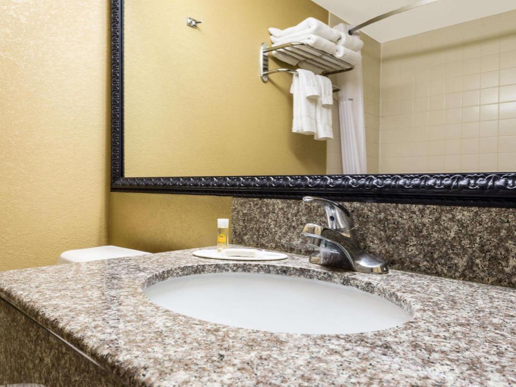 Days Inn by Wyndham Hurstbourne - image 6