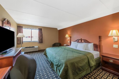 Days Inn by Wyndham Hurstbourne - image 8