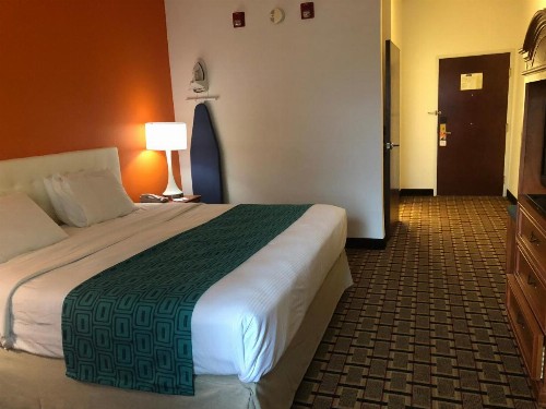 Howard Johnson by Wyndham Airport - image 13
