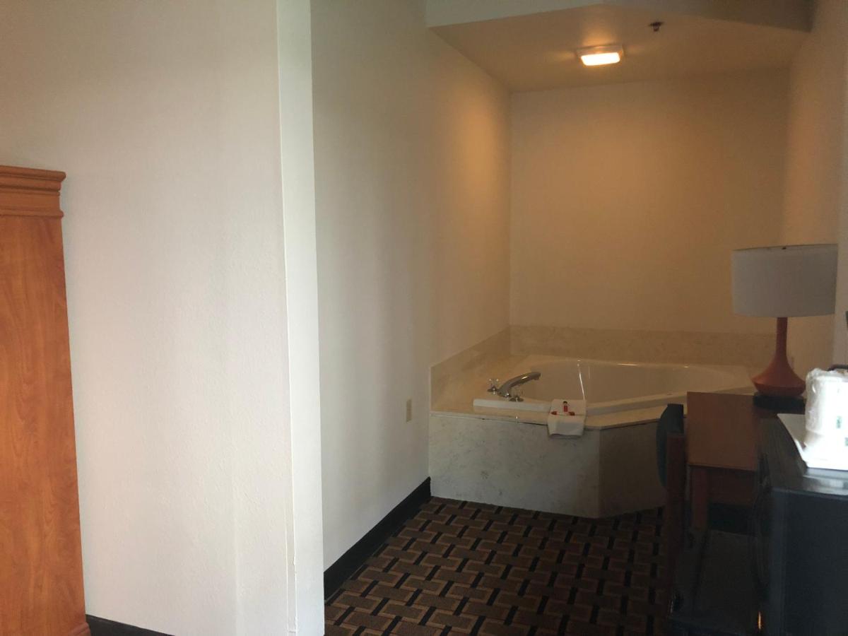 Howard Johnson by Wyndham Airport - image 2