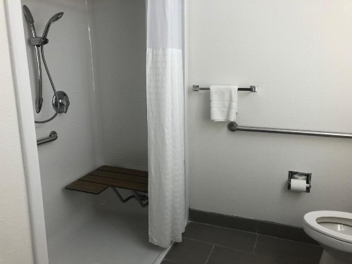 Howard Johnson by Wyndham Airport - image 3
