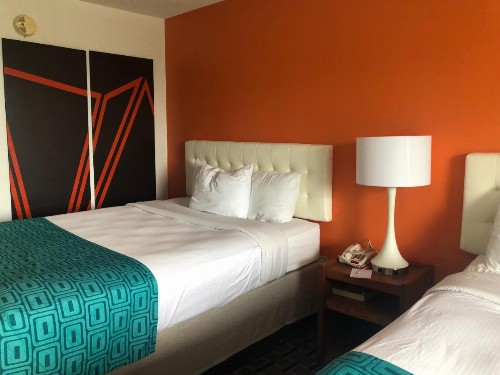 Howard Johnson by Wyndham Airport - image 5