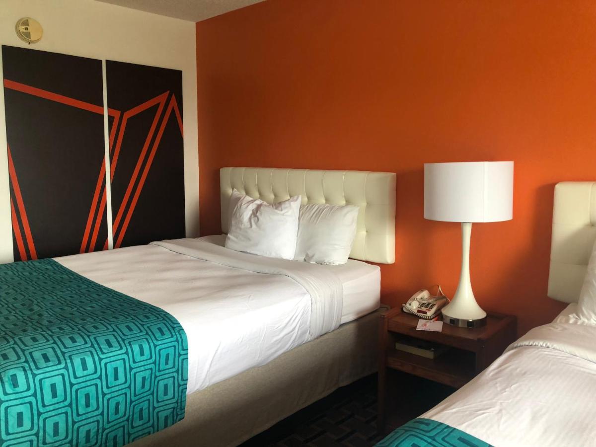 Howard Johnson by Wyndham Airport - image 5