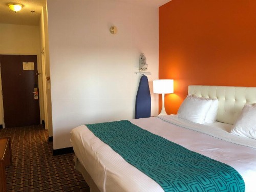 Howard Johnson by Wyndham Airport - image 6