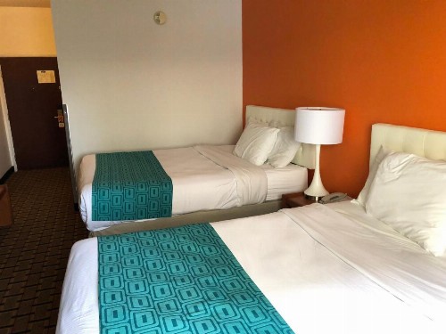 Howard Johnson by Wyndham Airport - image 7