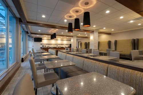 Best Western Premier Airport/Expo Center Hotel - image 2