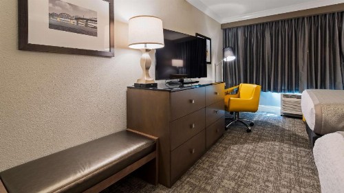 Best Western Premier Airport/Expo Center Hotel - image 8