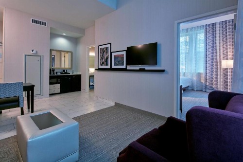 Embassy Suites Louisville Downtown - image 2