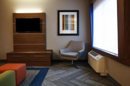 Holiday Inn Express & Suites Downtown Louisville an IHG Hotel - image 10