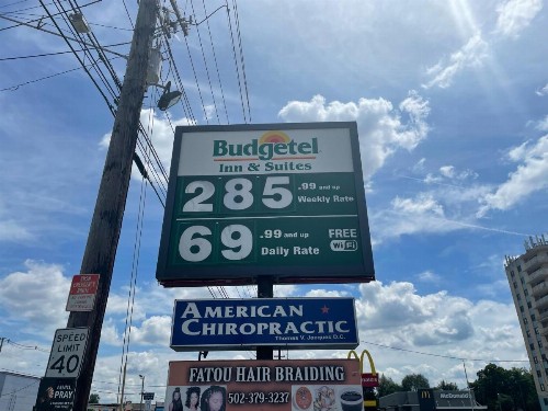 Budgetel Inn and Suites - Louisville - image 15