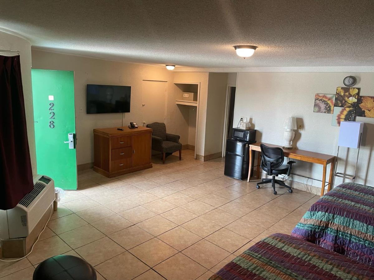 Budgetel Inn and Suites - Louisville - image 2