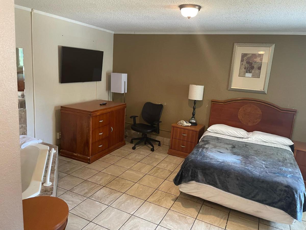Budgetel Inn and Suites - Louisville - image 3