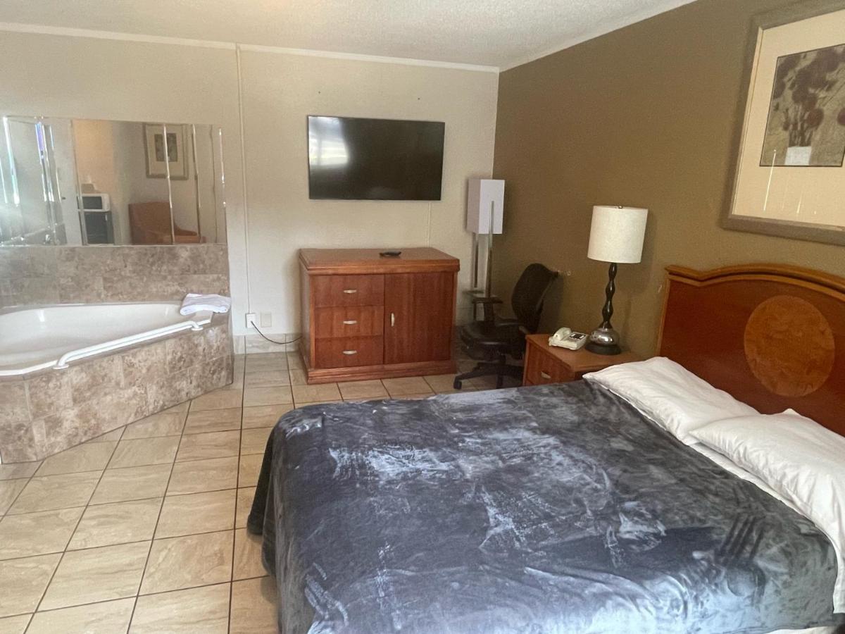 Budgetel Inn and Suites - Louisville - image 7