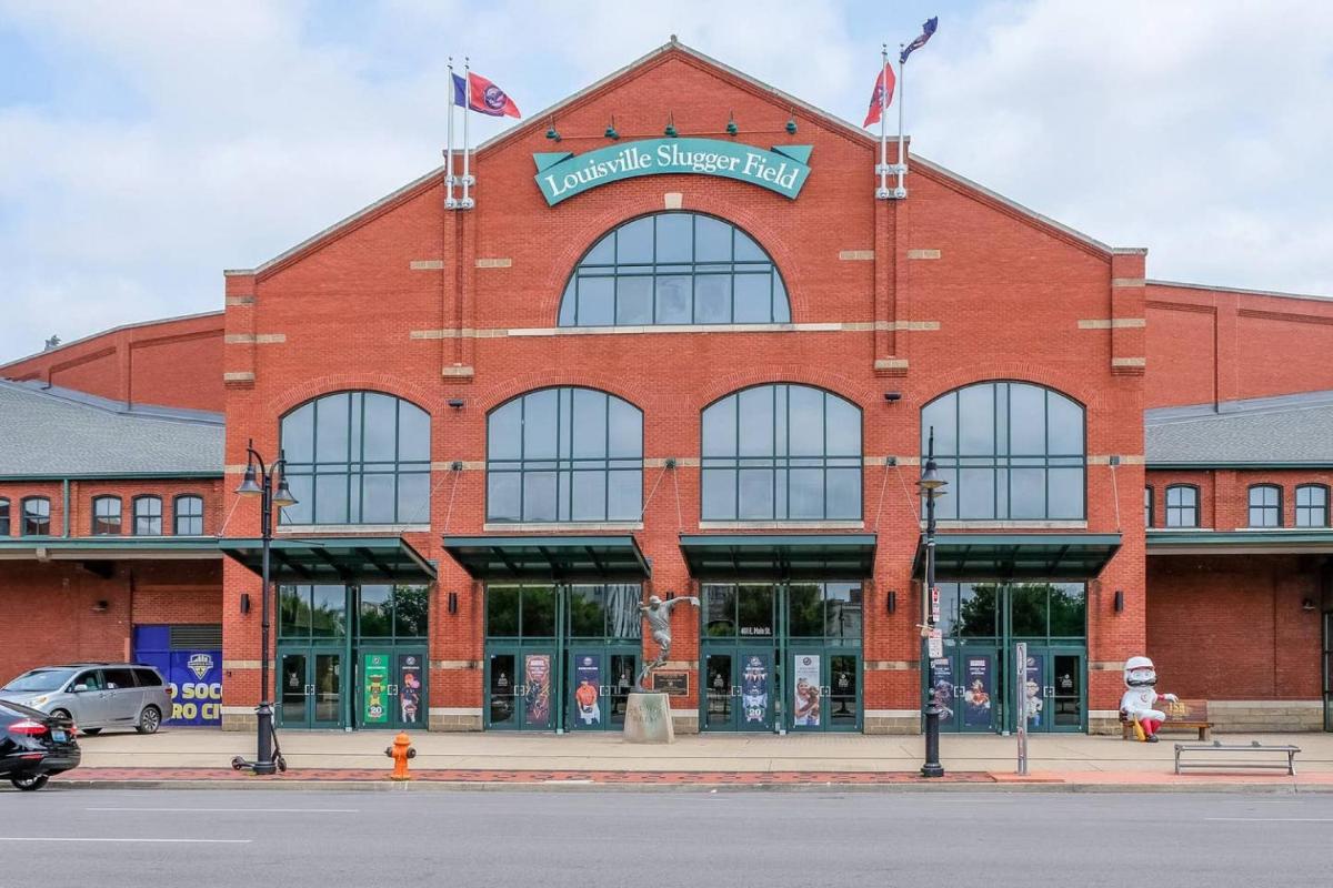 Frontdesk Main & Clay Apts Near Louisville Slugger Field NuLu - image 5
