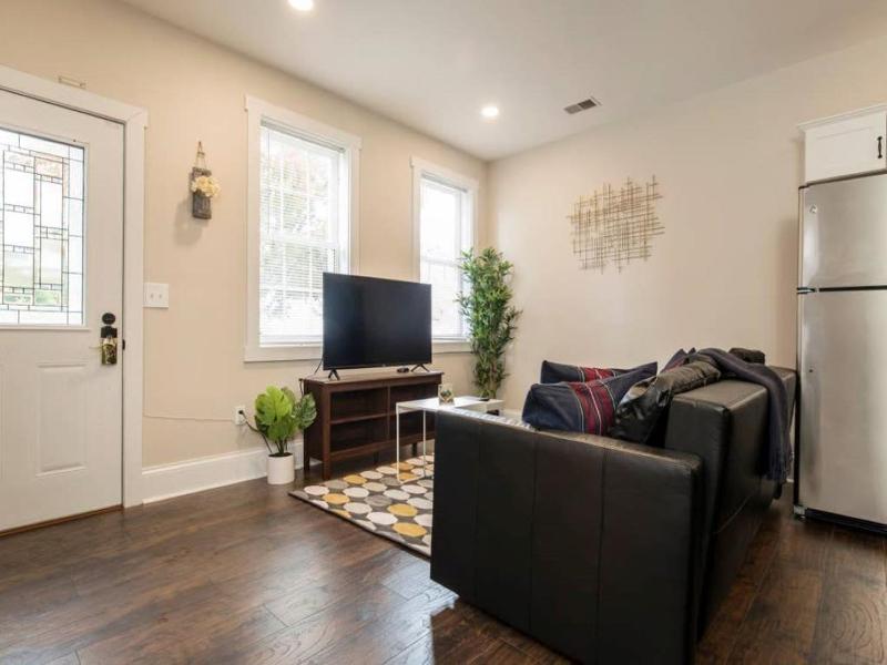 Spacious 3BR House with Cozy Backyard in NULU - image 5