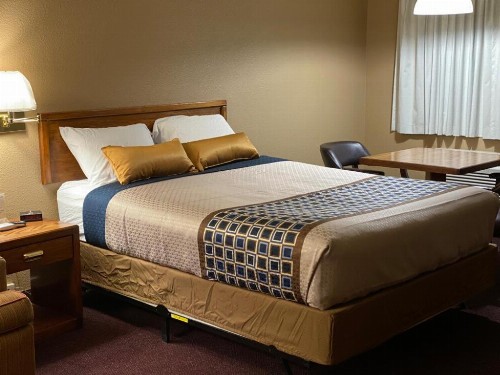 royal inn - image 4